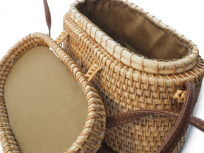 Entdecke zeitlose Eleganz mit unserer handgemachten Rattan-Handtasche & Holzdeko. Nachhaltiger Stil vereint in einem idealen Geschenk.