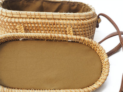Entdecke zeitlose Eleganz mit unserer handgemachten Rattan-Handtasche & Holzdeko. Nachhaltiger Stil vereint in einem idealen Geschenk.